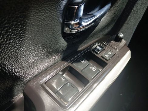 Used 2020 Nissan Titan SV w/ SV Convenience Package AWD/4WD image 18