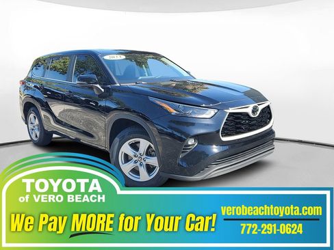 Used 2023 Toyota Highlander LE image 1