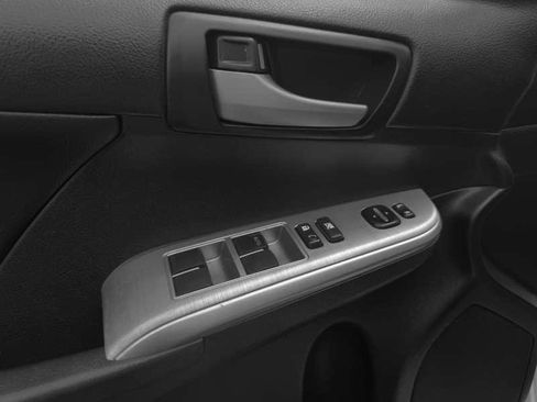 Used 2014 Toyota Camry SE FWD image 12