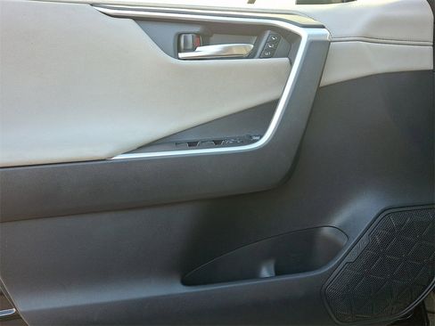 Used 2020 Toyota RAV4 Limited image 9