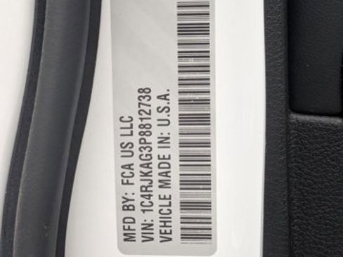 Used 2023 Jeep Grand Cherokee L Laredo image 15