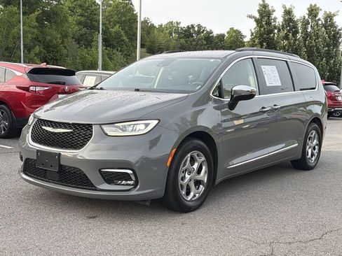 Used 2023 Chrysler Pacifica Limited FWD image 7