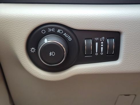 Used 2024 Chrysler Pacifica Touring-L FWD image 29