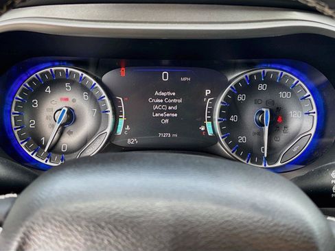 Used 2023 Chrysler Pacifica Touring-L FWD image 12