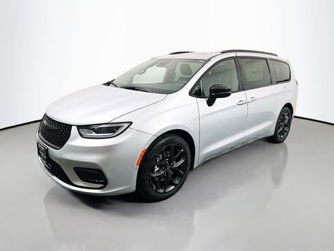 New 2026 Chrysler Pacifica Limited w/ S Appearance Package image 3