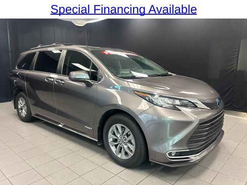 Used 2021 Toyota Sienna XLE FWD image 1