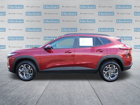 Used 2025 Chevrolet Trax LT w/ LT Convenience Package FWD image 9