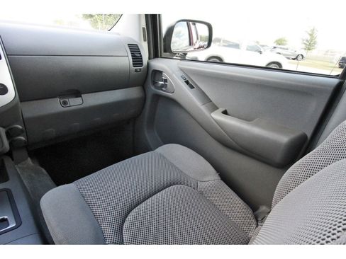 Used 2014 Nissan Frontier SV w/ SV Value Truck Package RWD image 13