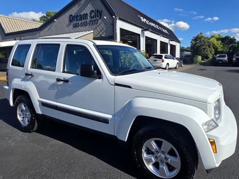 Used 2011 Jeep Liberty Sport image 1