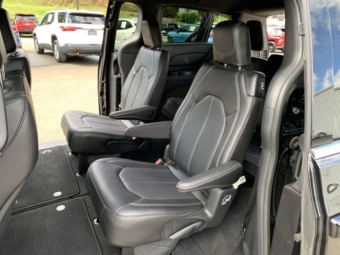 Used 2025 Chrysler Pacifica Select FWD image 19
