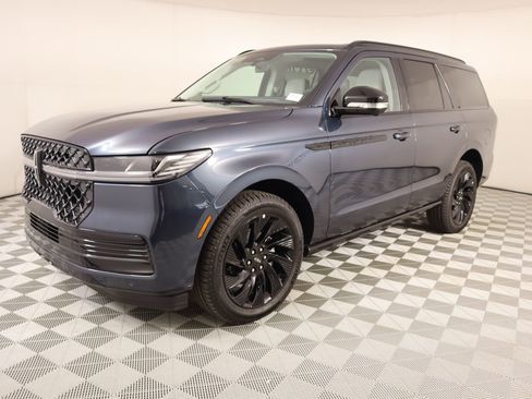 New 2026 Lincoln Navigator Reserve w/ Jet Appearance Package AWD/4WD image 10
