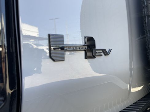 New 2025 GMC Hummer EV 3X w/ LPO, Roof Cross Rail Package image 68