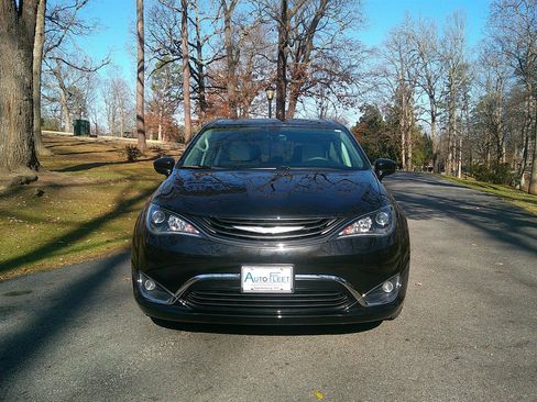 Used 2017 Chrysler Pacifica Touring Plus image 2