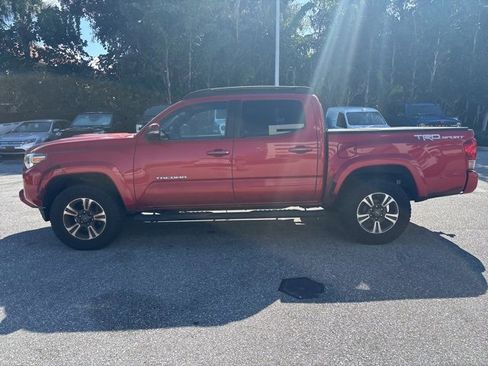 Used 2017 Toyota Tacoma TRD Sport image 4