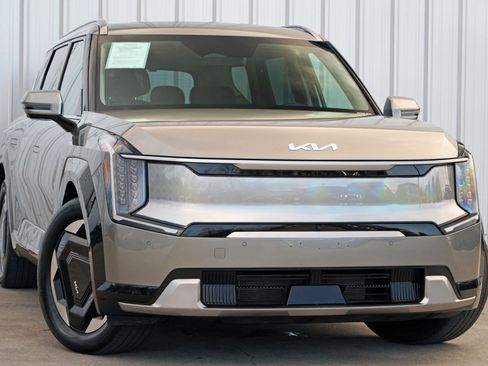 Used 2024 Kia EV9 Land image 4