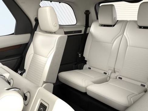 Used 2025 Land Rover Discovery Dynamic SE image 5