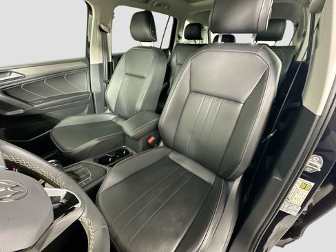 Used 2022 Volkswagen Tiguan SE w/ Panoramic Sunroof Package image 19