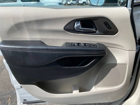 Used 2023 Chrysler Pacifica Touring-L FWD image 33