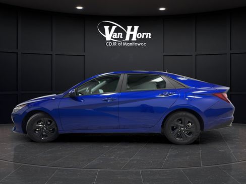 Used 2023 Hyundai Elantra SEL w/ Preferred Accessory Package FWD image 4