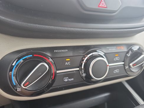 Certified 2025 Kia Soul LX w/ LX Technology Package FWD image 16