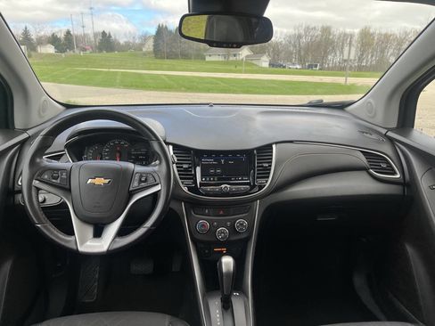 Used 2018 Chevrolet Trax LT w/ LT Convenience Package AWD/4WD image 17