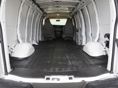 Used 2017 Chevrolet Express 3500 Extended image 16