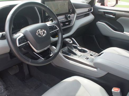 Used 2023 Toyota Highlander Limited FWD image 15
