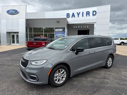 Used 2025 Chrysler Pacifica Select