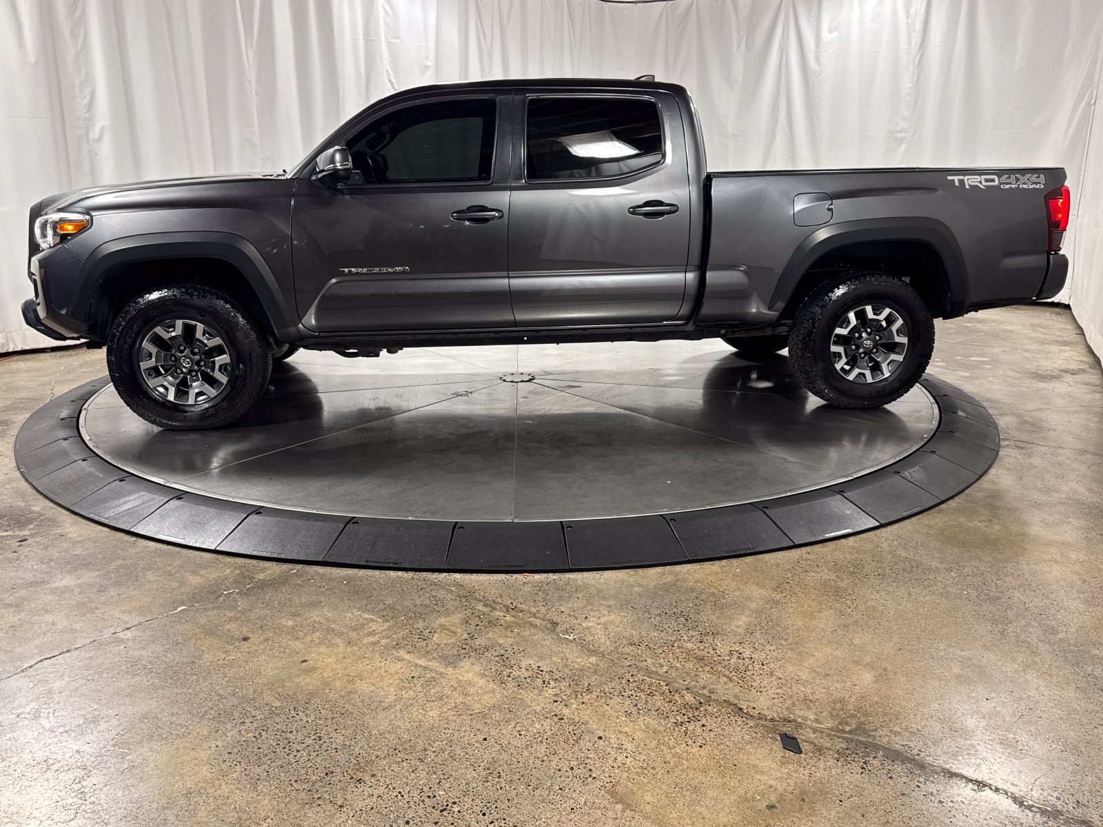 Used 2019 Toyota Tacoma TRD Off-Road w/ Technology Package AWD/4WD image 8