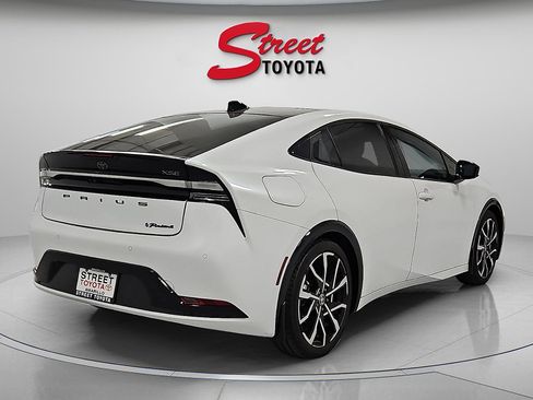 Used 2023 Toyota Prius Prime Premium FWD image 3