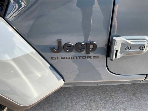 New 2025 Jeep Gladiator Sport image 15