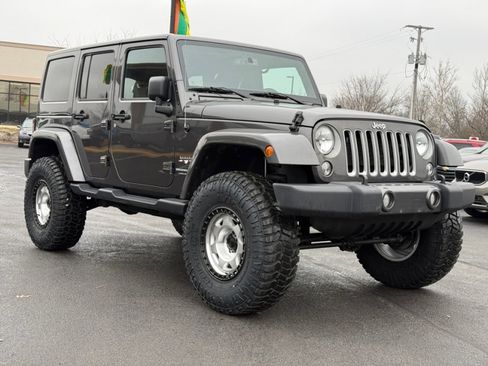 Used 2018 Jeep Wrangler Unlimited Sahara w/ Connectivity Group image 2