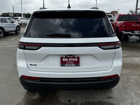 Used 2023 Jeep Grand Cherokee Altitude AWD/4WD image 9