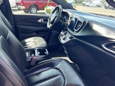 Used 2019 Chrysler Pacifica Touring-L w/ S Appearance Package FWD image 5