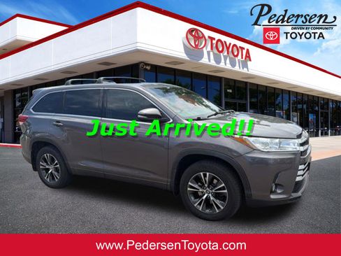 Used 2018 Toyota Highlander Plus w/ Carpet Mat Package (TMS) AWD/4WD image 1