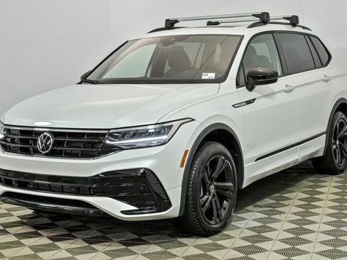 Certified 2024 Volkswagen Tiguan SE R-Line image 4