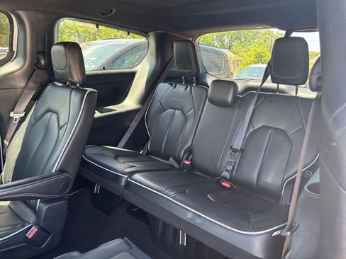 Used 2025 Chrysler Pacifica Limited FWD image 33