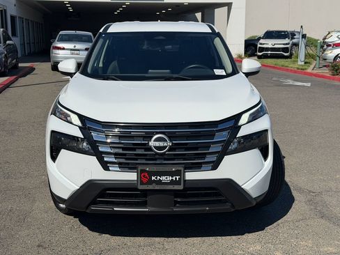 Used 2024 Nissan Rogue SV FWD image 3