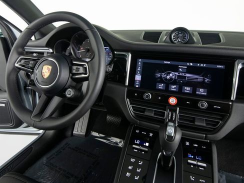 Certified 2026 Porsche Macan AWD/4WD image 31