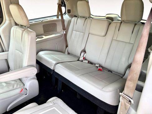 Used 2014 Chrysler Town & Country Touring-L w/ Driver Convenience Group image 11