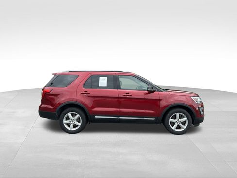 Used 2017 Ford Explorer XLT w/ Equipment Group 202A AWD/4WD image 7