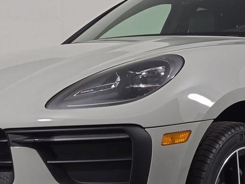 Used 2026 Porsche Macan AWD/4WD image 12