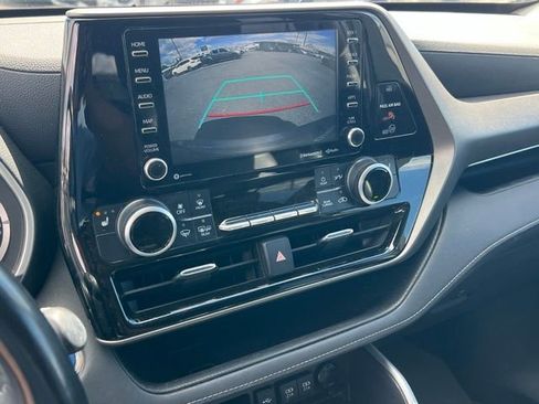Used 2020 Toyota Highlander XLE AWD/4WD image 22