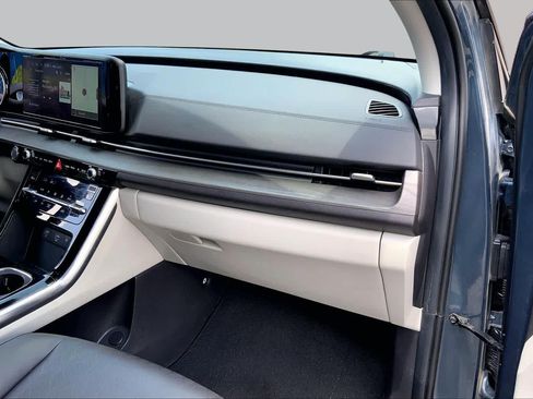 Used 2024 Kia Carnival EX FWD image 19