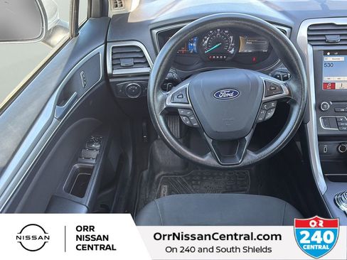 Used 2018 Ford Fusion SE w/ Fusion SE Technology Package FWD image 18