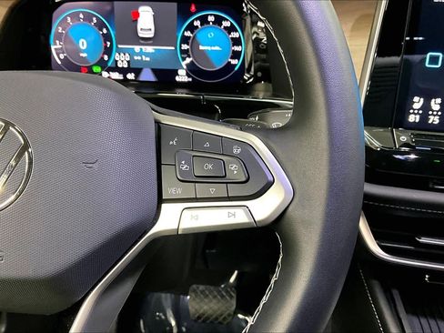 Used 2025 Volkswagen Atlas SE w/ Black Wheel Package image 21