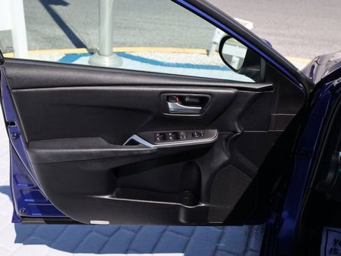 Used 2015 Toyota Camry SE w/ Moonroof Package FWD image 11