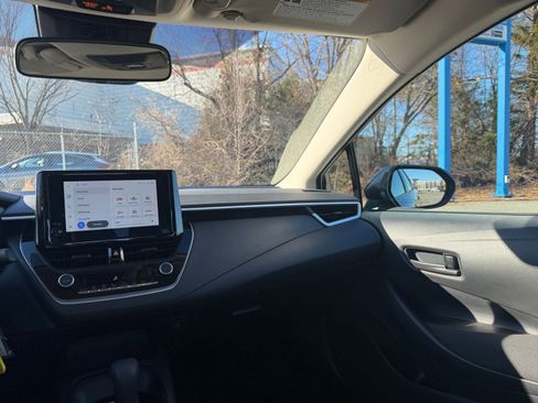 Used 2025 Toyota Corolla LE image 33