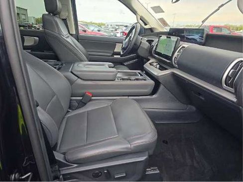 Certified 2025 Ford Expedition Active AWD/4WD image 3