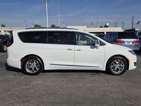 Used 2018 Chrysler Pacifica Limited image 4